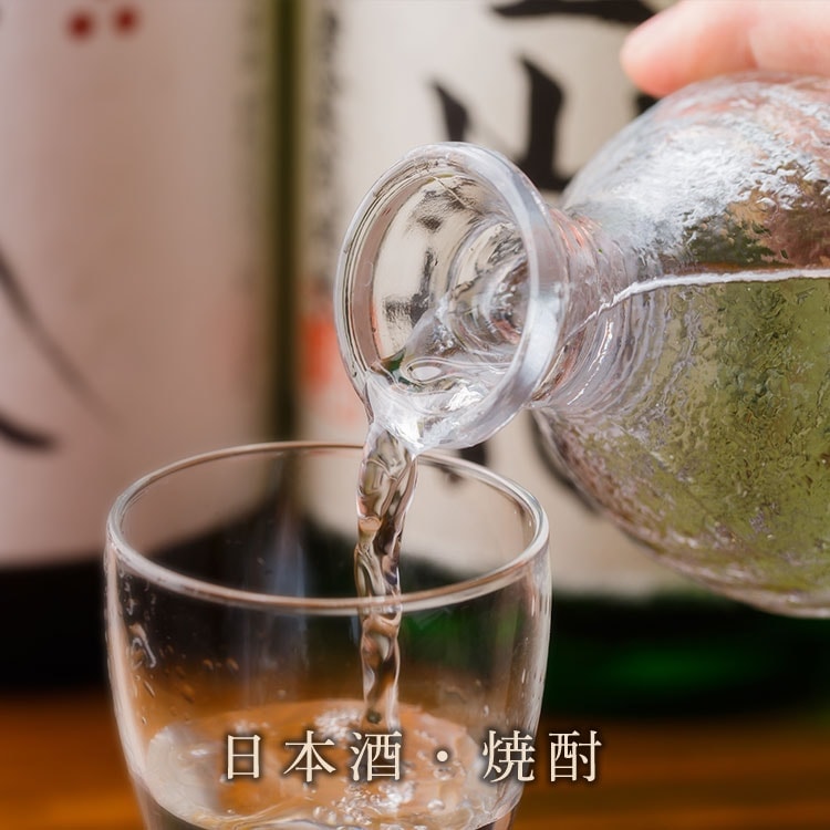 日本酒注ぐ手元